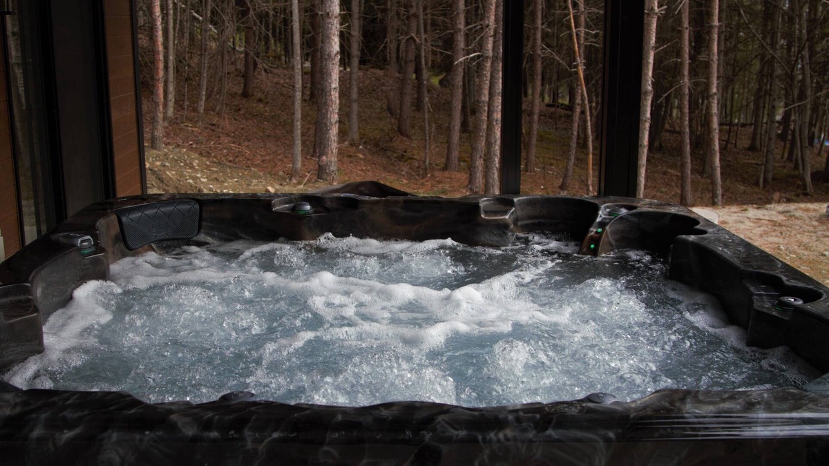Piopolis Ski Chalet | Gibsōn - in Quebec - access to lake, with hot tub