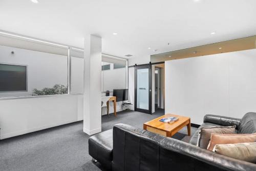 Sullivan's Cove Apartment | Gibson Mill waterfront warehouse apartment - 104