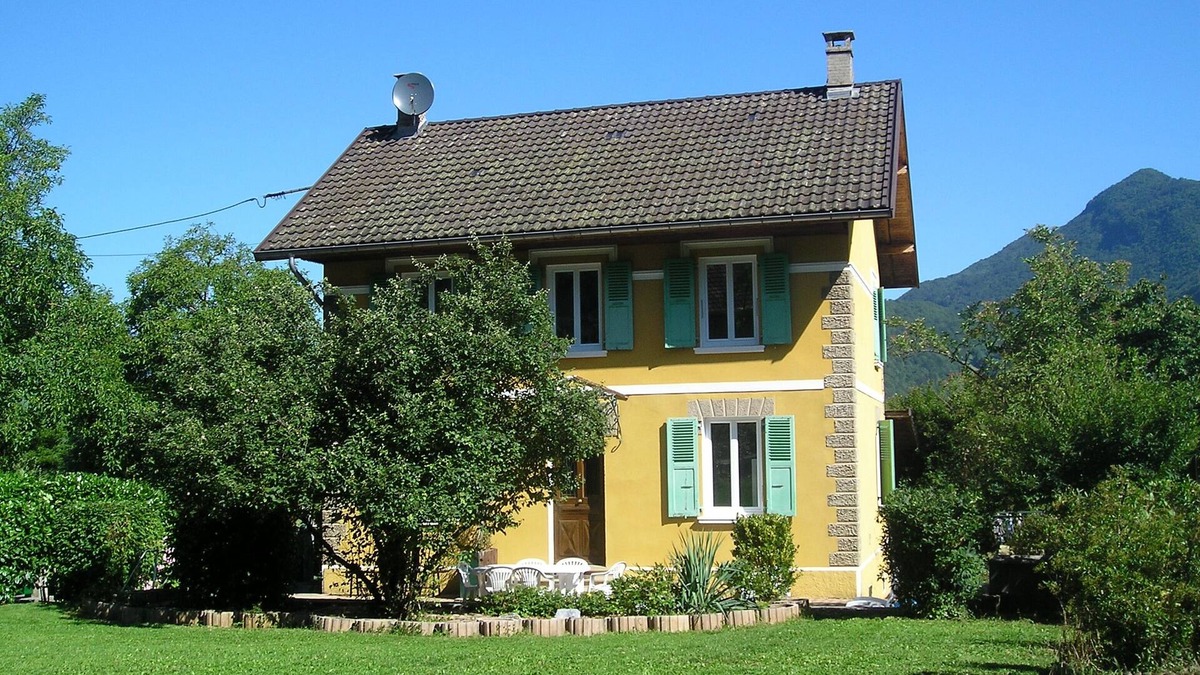 Giez House | Giez. Character property close to Lake Annecy with beautiful mountain views.