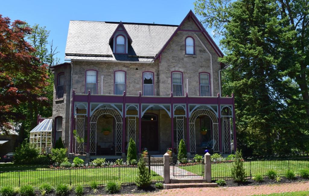 Moylan Bed & Breakfast | Gifford-Risley House Bed and Breakfast