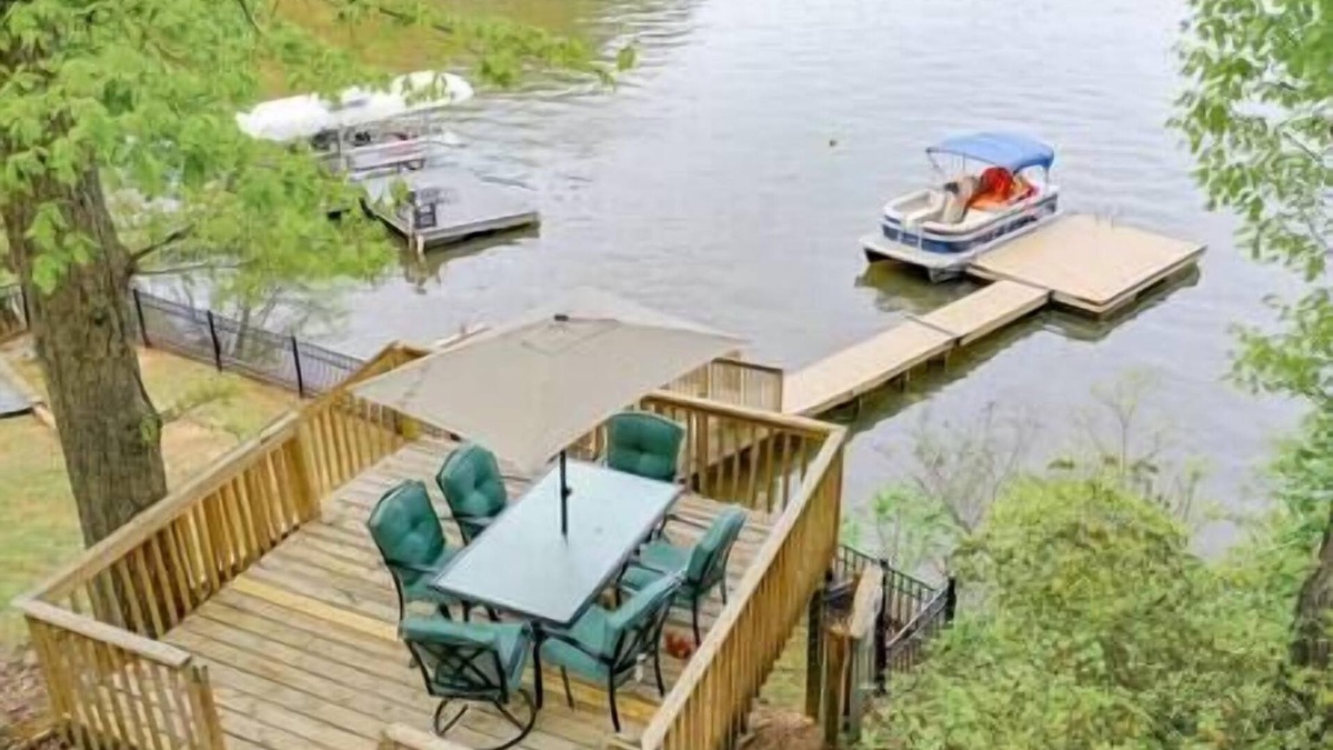 Inman House | Giggle Spot on Lake Bowen w/outdoor jacuzzi & dock