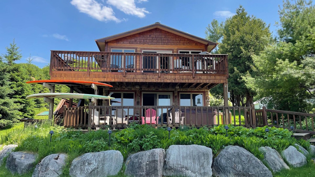 Alden House | Giggles on Torch Lake - cozy lakefront cabin w/BRAND NEW furniture and hot tub