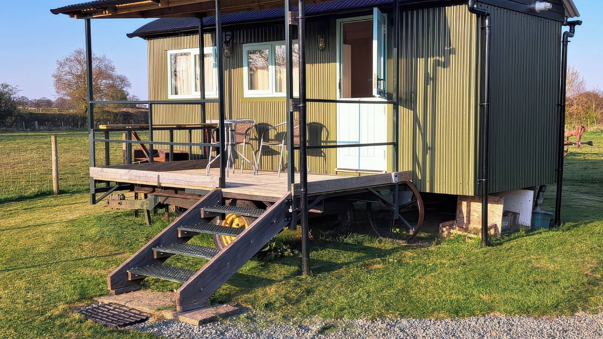 Wall-under-heywood Cottage | GILBERRY SHEPHERDS HUT, romantic, with open fire in Church Stretton