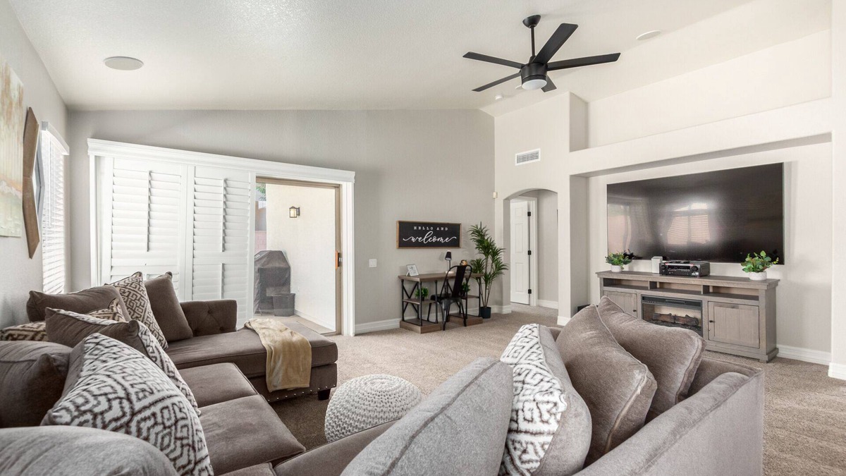 Gilbert House | Gilbert Oasis ~ 5-Star Luxury Remodel! EV Charger, Putting Green & Single Story