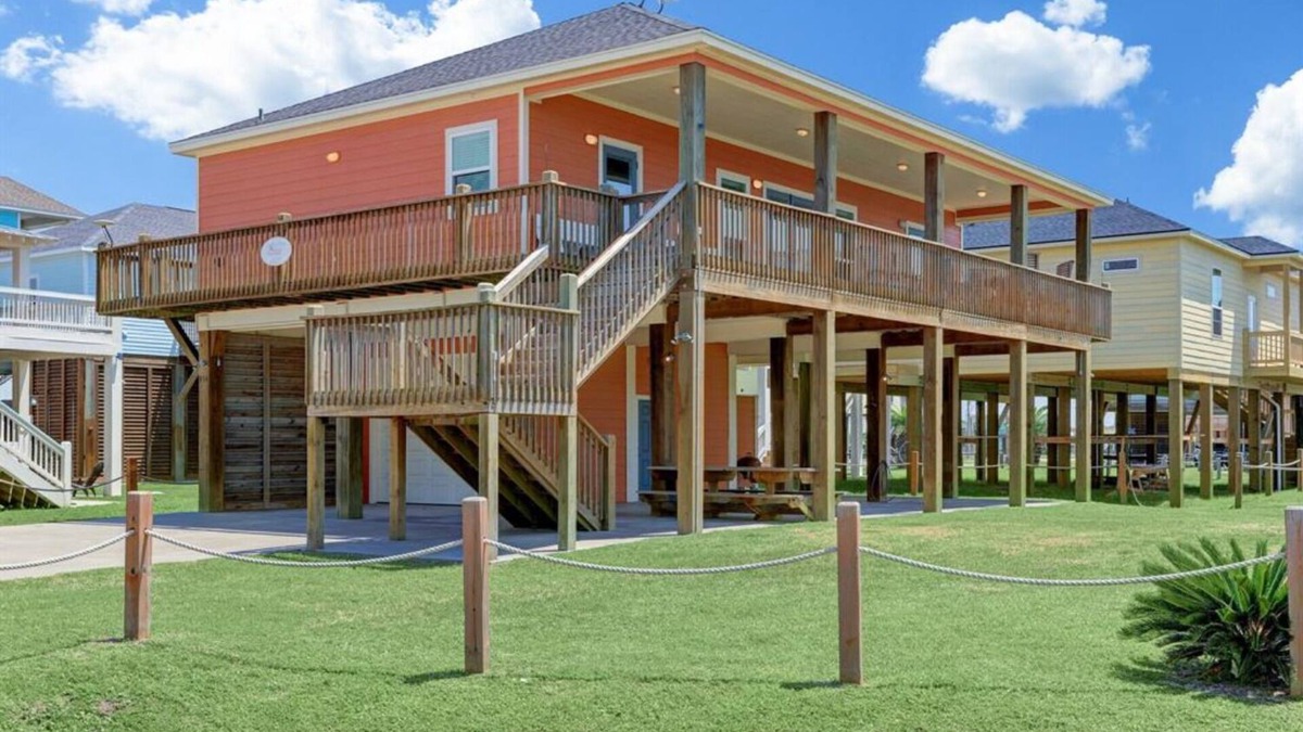 Port Bolivar House | Gilligan's Island- 1 minute walk to beach!