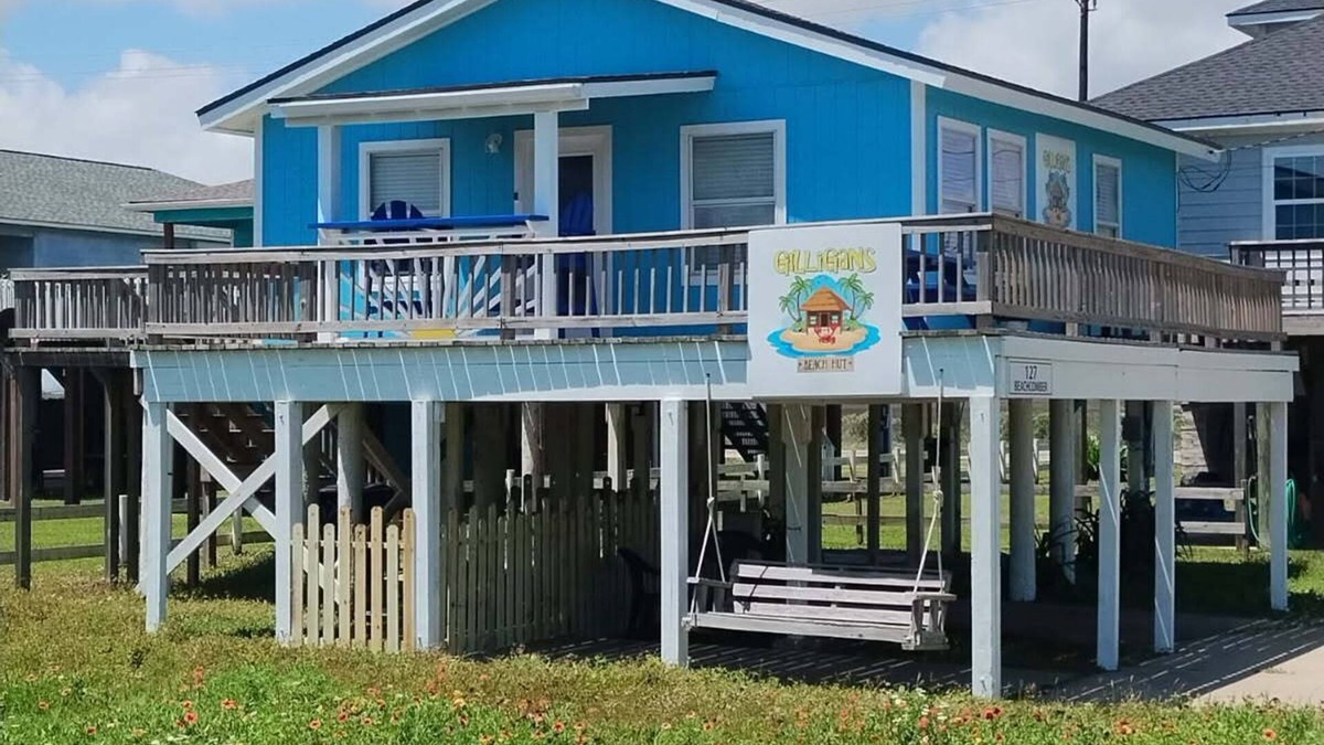 Surfside Beach Cottage | GILLIGANS BEACH HUT. RELAXING BEACHFRONT GETAWAY-PET FRIENDLY