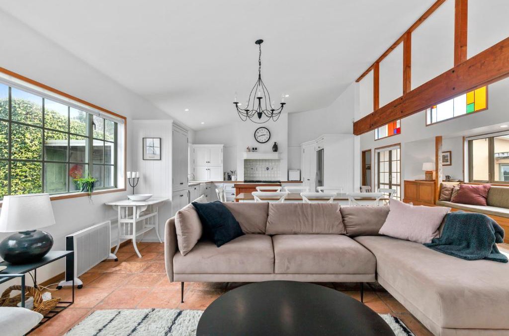 Warkworth House | Gillman Vineyard - Matakana Holiday Home