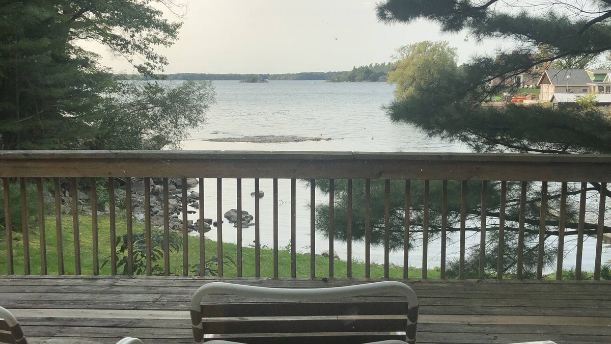 Redwood Cottage | “GimmeShelter” Cozy 4 bedroom cottage in the heart of the Thousand Islands
