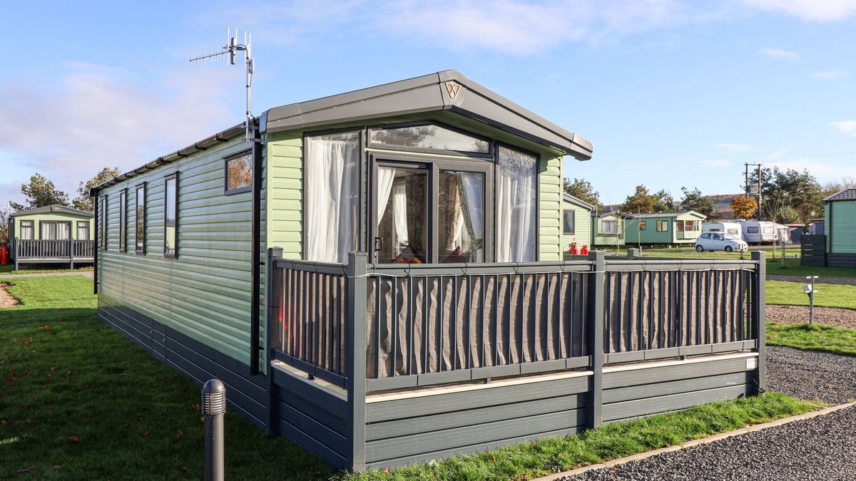 West Heslerton Cottage | GINGER FOX LODGE, pet friendly, with hot tub in Cayton