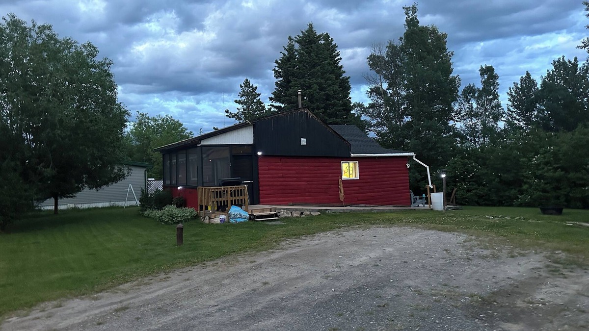Yellowhead County House | Gingerbread cabin
