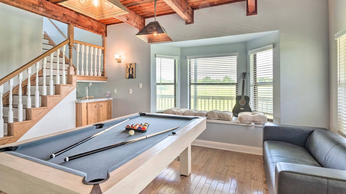 Garfield House | ‘Gingerland Ranch’ in Del Valle: Game Room & Porch