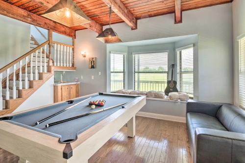 Garfield House | Gingerland Ranch in Del Valle Game Room and Porch