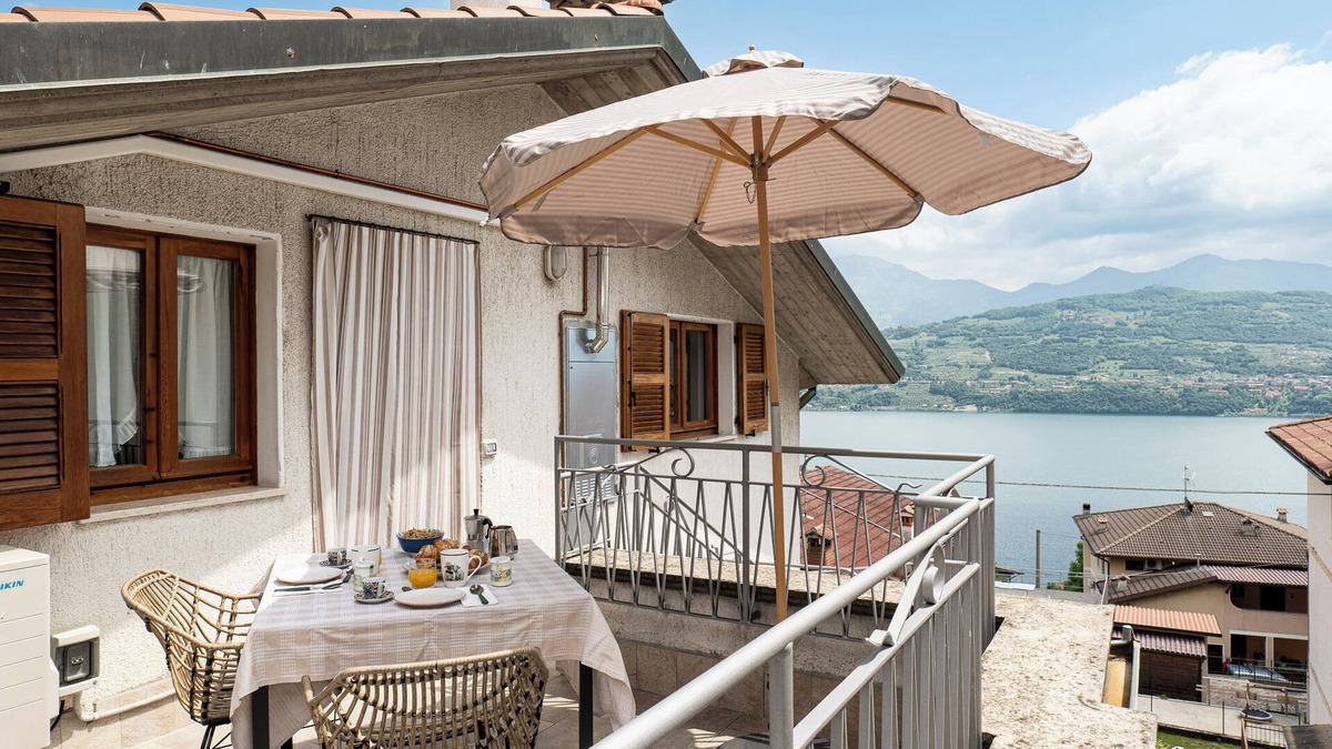Tavernola Apartment | Gioia del Verde - space, terrace and lake view