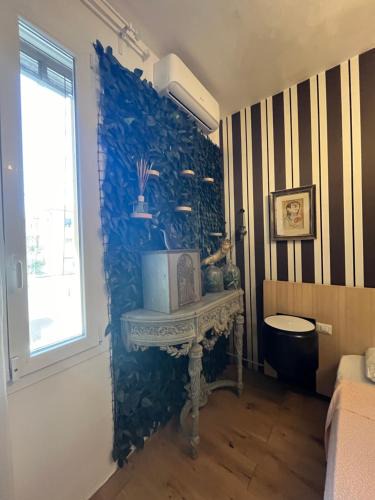 Borgo Panigale Apartment | Giraffe art Ducati BLQ apartment