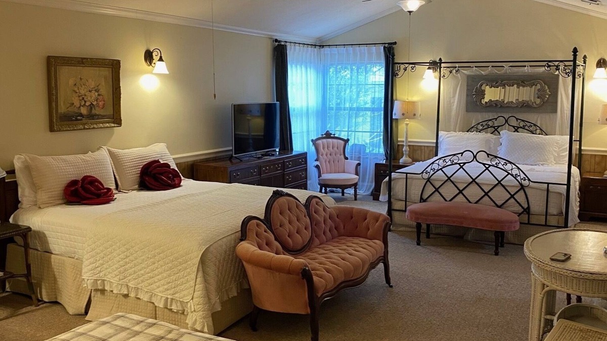 Carter Riverside House | Girlfriend Getaway Suite- for 6-8 -King and Twin Beds