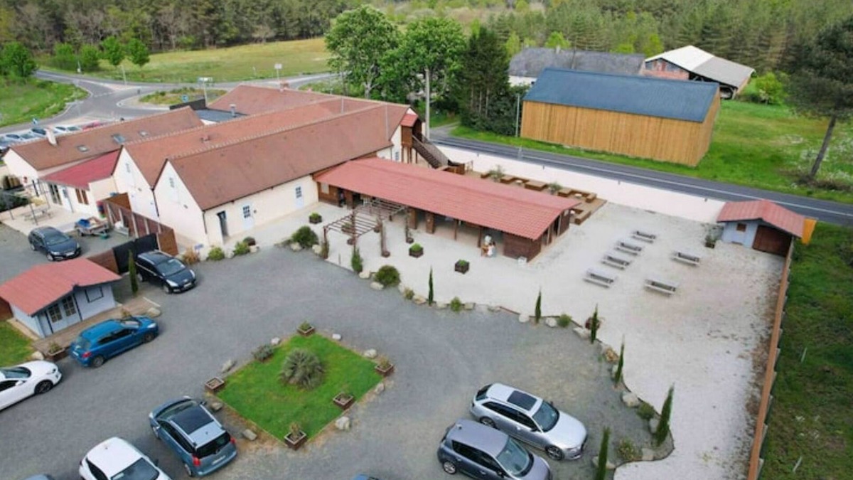 Yvre-le-Polin Cottage | Gite 55 Couchages Salle 200 m2