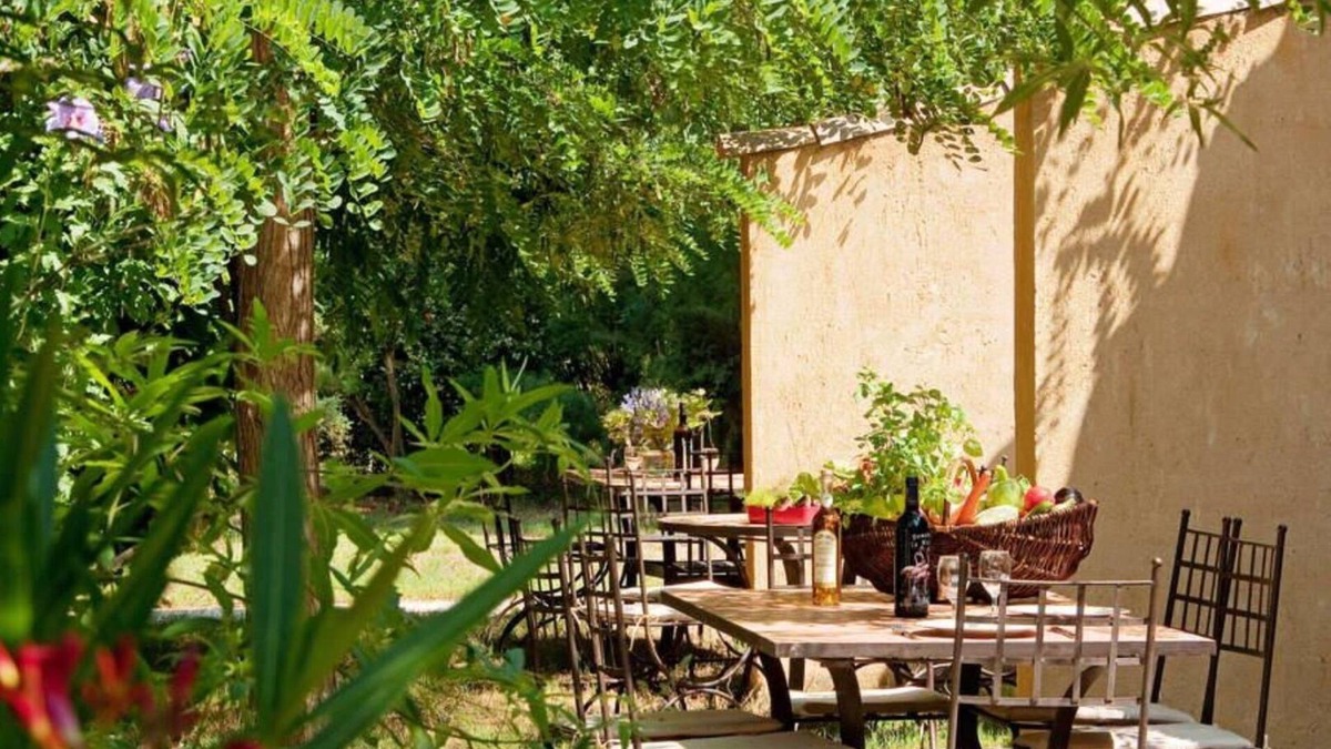 Aigues-Mortes Apartment | Gite, 8 people, 2 bedrooms, on one level, 8km from the beach, air conditioning, TV, kitchen