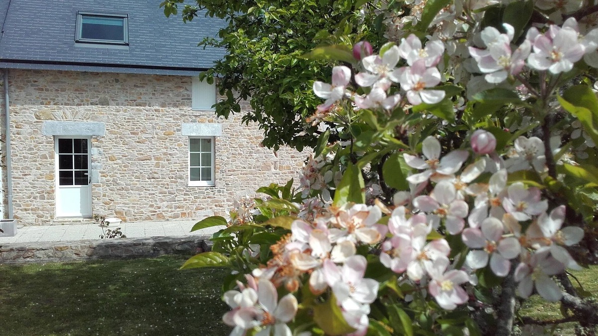Pirou Cottage | Gite Andrée, 800m from the beach in Pirou, garden, terrace, wifi, wood stove