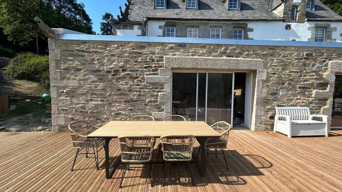 Plouneventer House | Gîte apartment with terrace near a pond animals accepted