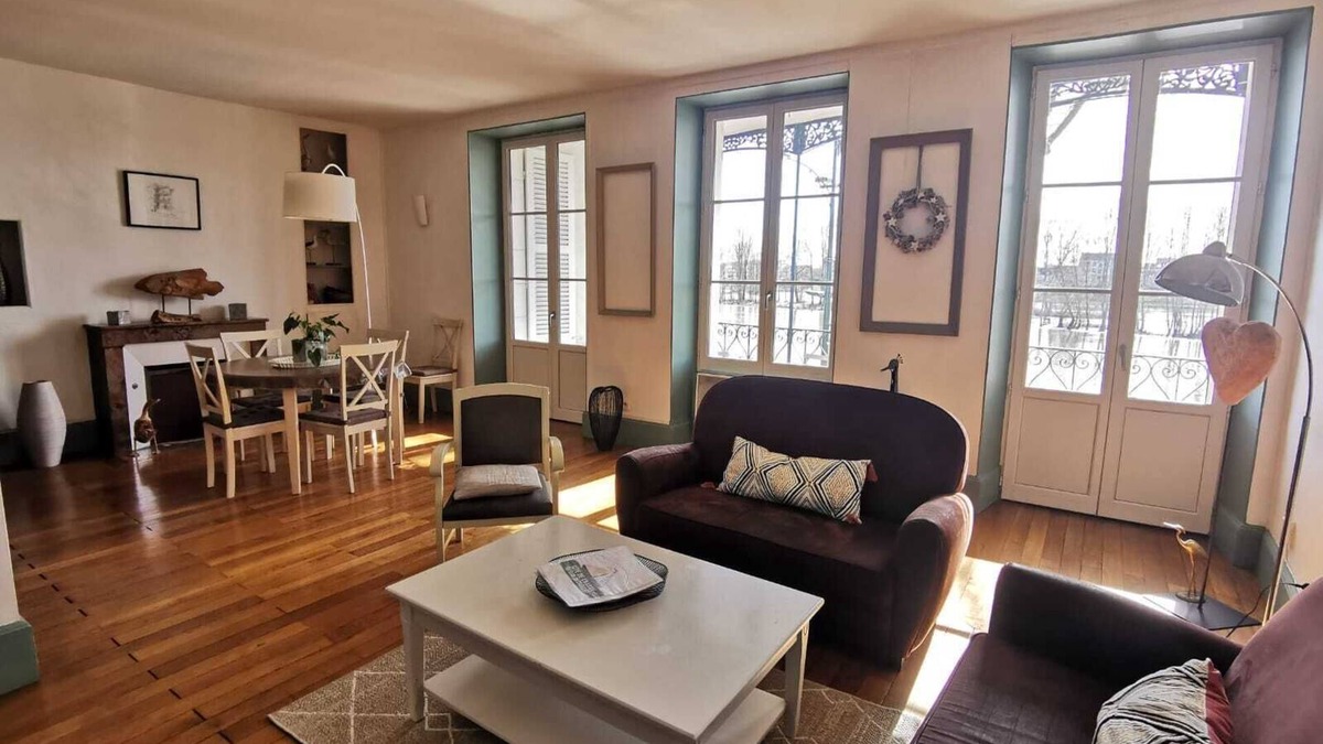 Bourgogne Apartment | Gîte Appart "Les Oiseaux" with view of the Loire River