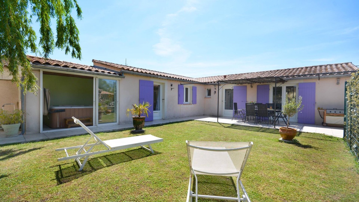 L'Isle-sur-la-Sorgue House | Gite "Au Coeur des Sorgues" Apartment, heated pool & SPA