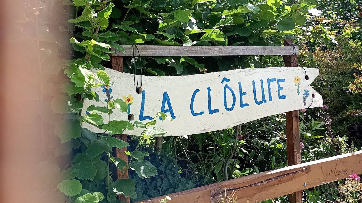 Lanouee Apartment | Gîte "B & B" La Clôture "Josselin a tourist town with beautiful chateau.
