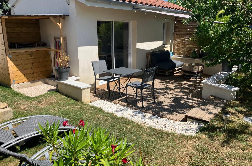 Saint-Andeol-le-Chateau House | Gite BamBou avec piscine