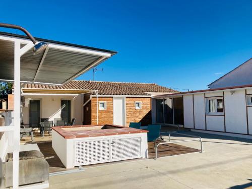 Narbonne House | Gite Blanco y Madera