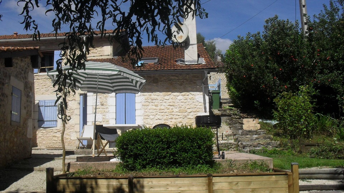 Saint-Cesaire House | Gite "blue shutters" Small country house in Charente Maritime