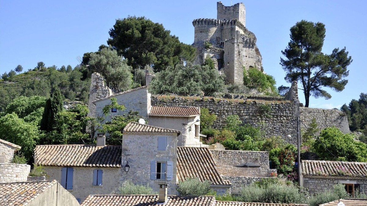 Boulbon House | Gite Boulbon. House at the foot of the old Castle between Avignon & Baux de Provence