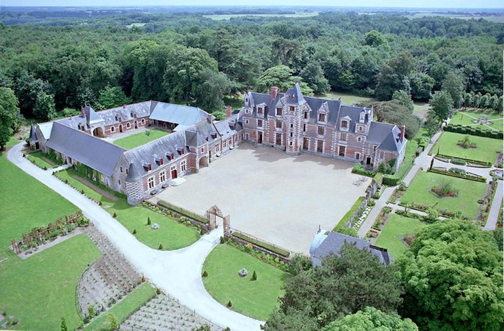 Vernou-sur-Brenne Apartment | GITE DANINOU; meublé 3 chambres avec terrasse (1er étage du château) , salon et cuisine ouverte