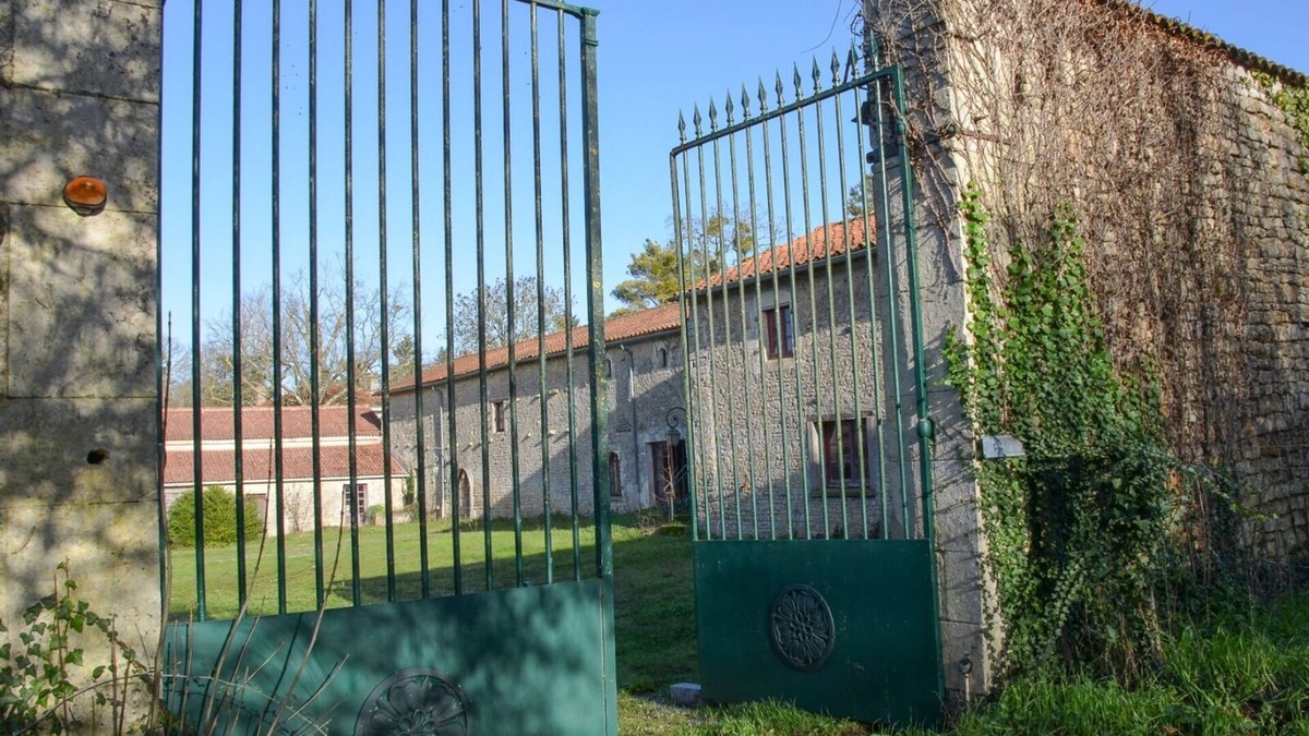 Sainte-Hermine House | Gite de 15 Personnes en Vendée