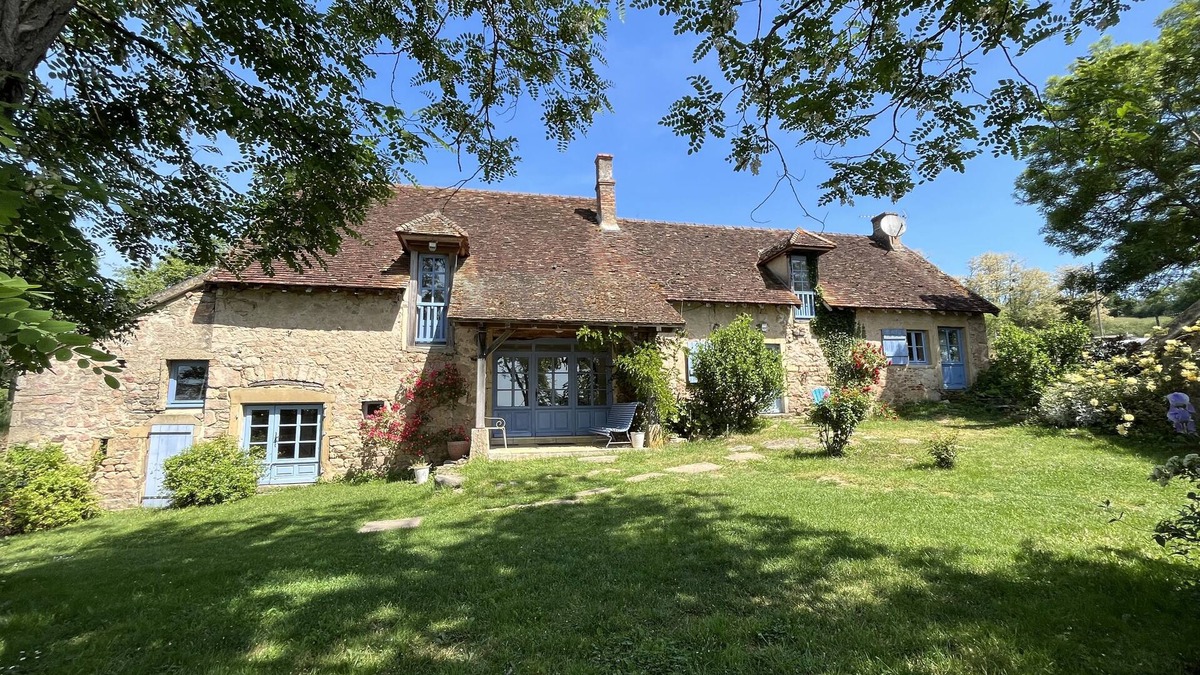 Saint-Marcelin-de-Cray House | Gîte de la Doit, in the countryside, sleeps 14, private pool
