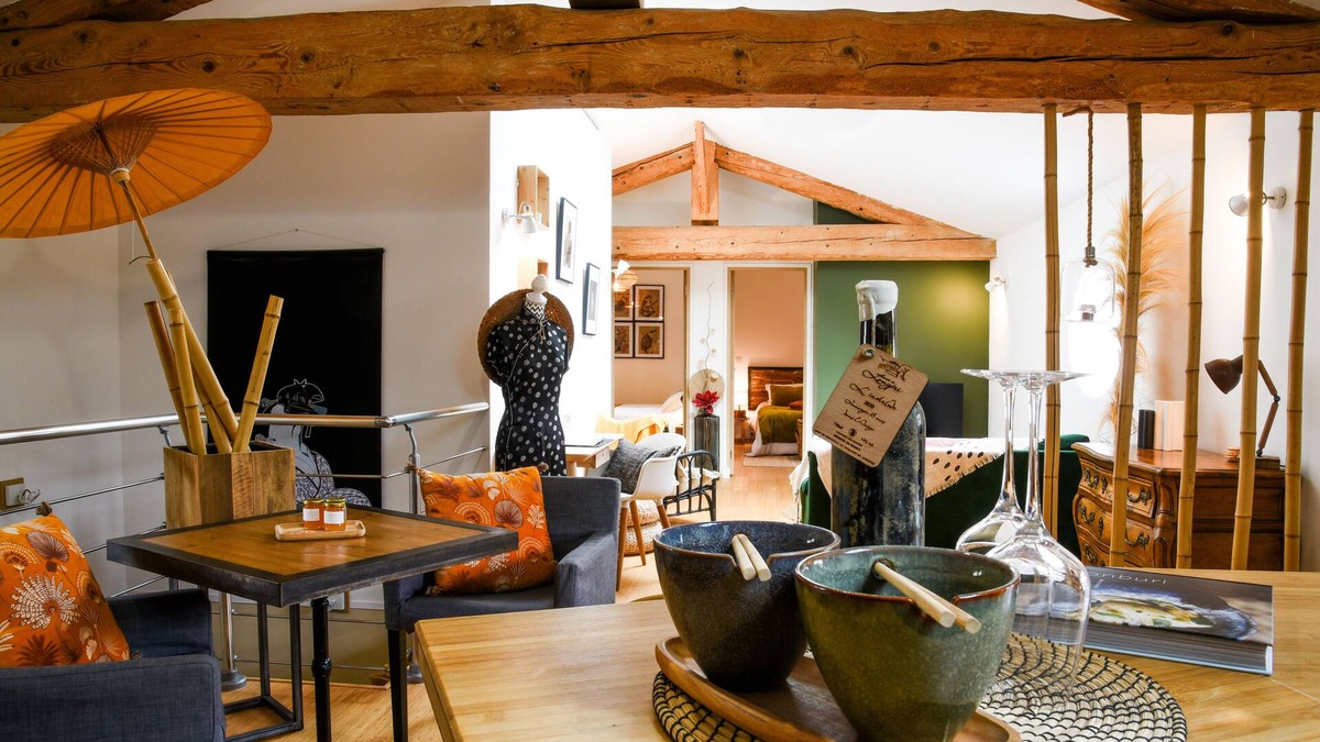 Mirepoix Apartment | Gite de l'Autre jardin, in the heart of Mirepoix, quiet, terrace, swimming pool.
