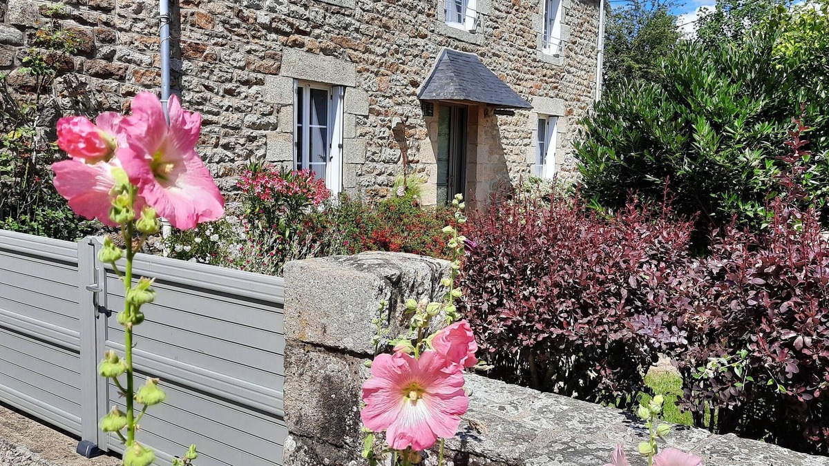 Plouasne Cottage | Gite des PROM'NOUS,independent in BRITTANY, enclosed garden, countryside, lake Néal.SPA