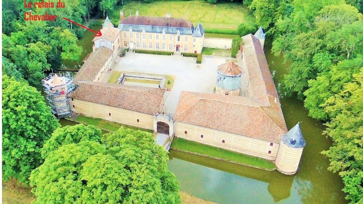 Braux-Sainte-Cohiere House | Gite du Chevalier Dans L'enceinte du Château de Braux-sainte-cohière
