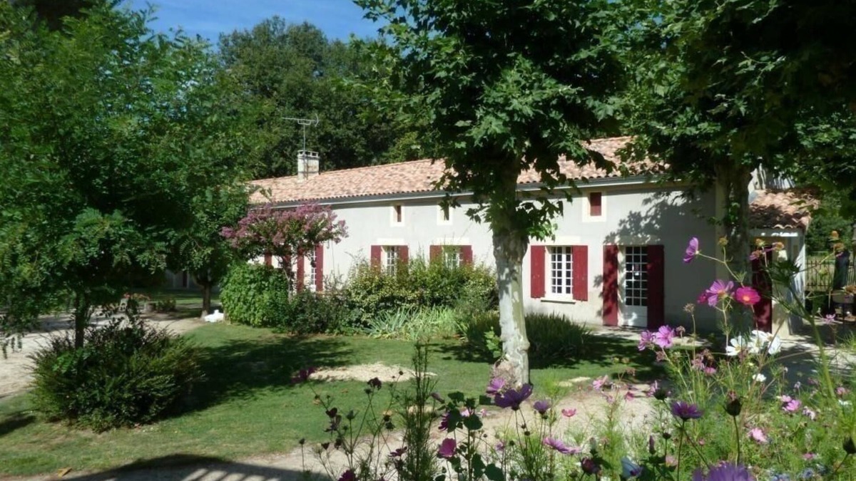 Salignac House | Gite DU Domaine DE Laubertrie