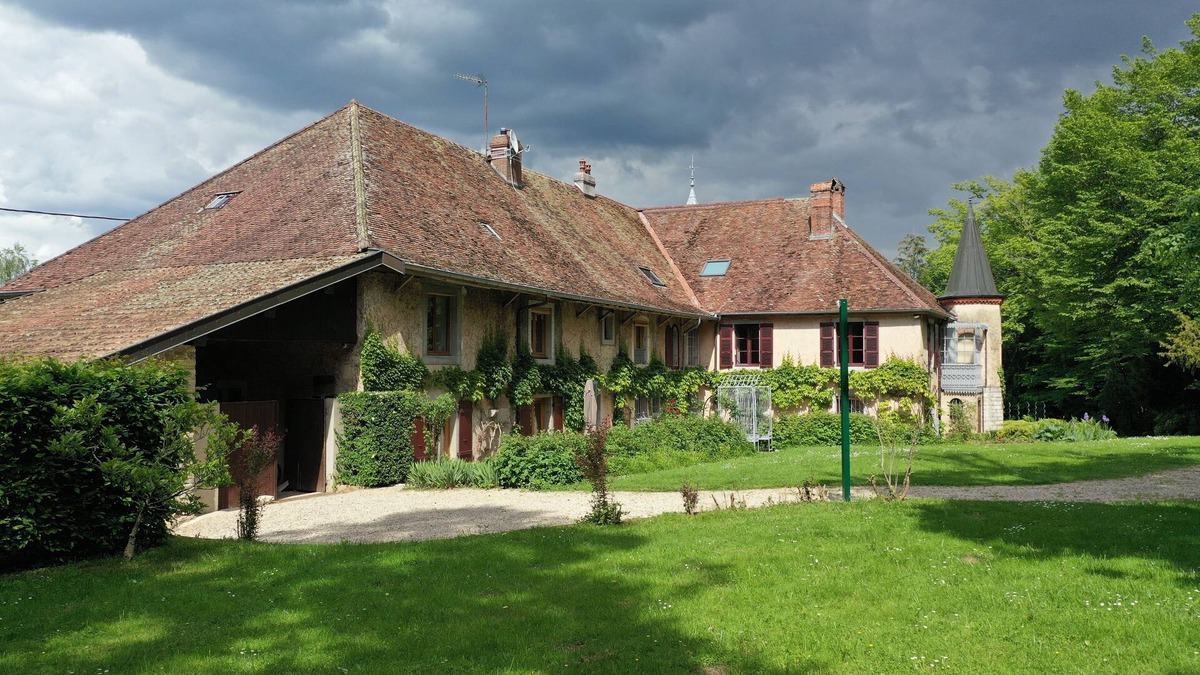 Marnoz Apartment | Gite du Mont Begon - Piscine partagée