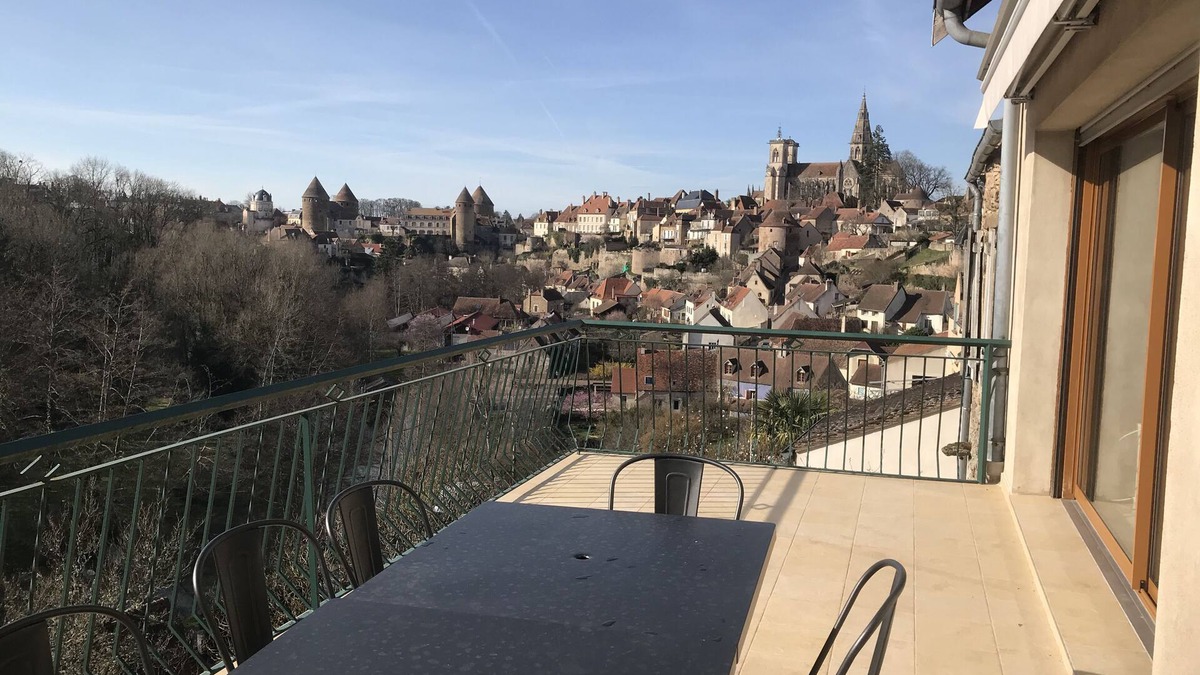 Semur-en-Auxois House | Gite du viaduc, 3-star tourist accommodation, panoramic view.