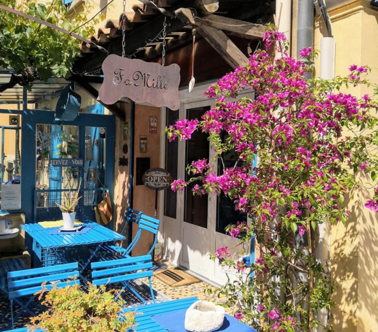 Robion Bed & Breakfast | Gite Fa Mille maison bleu