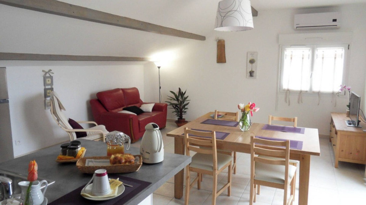 Greoux-les-Bains House | Gîte 'Fleur De Thym' with Shared Pool, Communal Terrace and Air Conditioning