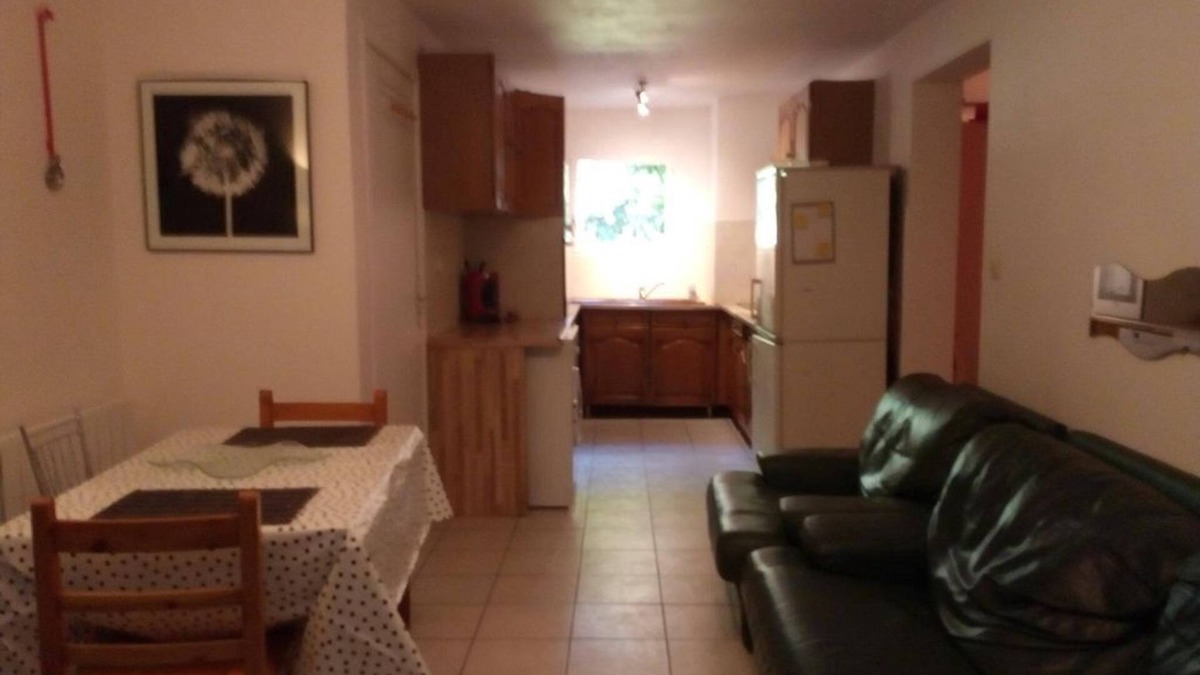 Laurens Apartment | Gite for 4 people in Languedoc with shady garden and swimming pool