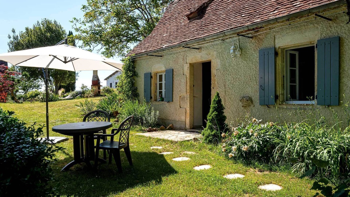 Pinsac Cottage | Gîte for 4 with bedroom in outbuilding - between Rocamadour and Sarlat