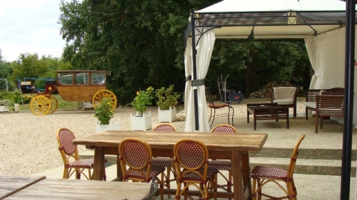 Courtenay Cottage | Gîte for birthdays and celebrations 1 hour from Paris sleeps 31 + room sleeps 70