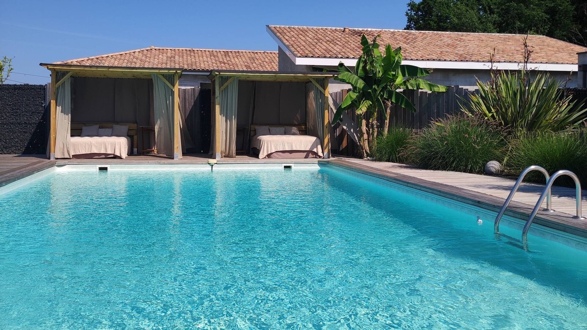 Saint-Sulpice-et-Cameyrac Villa | Gîte and bed and breakfast with private swimming pool near Bordeaux