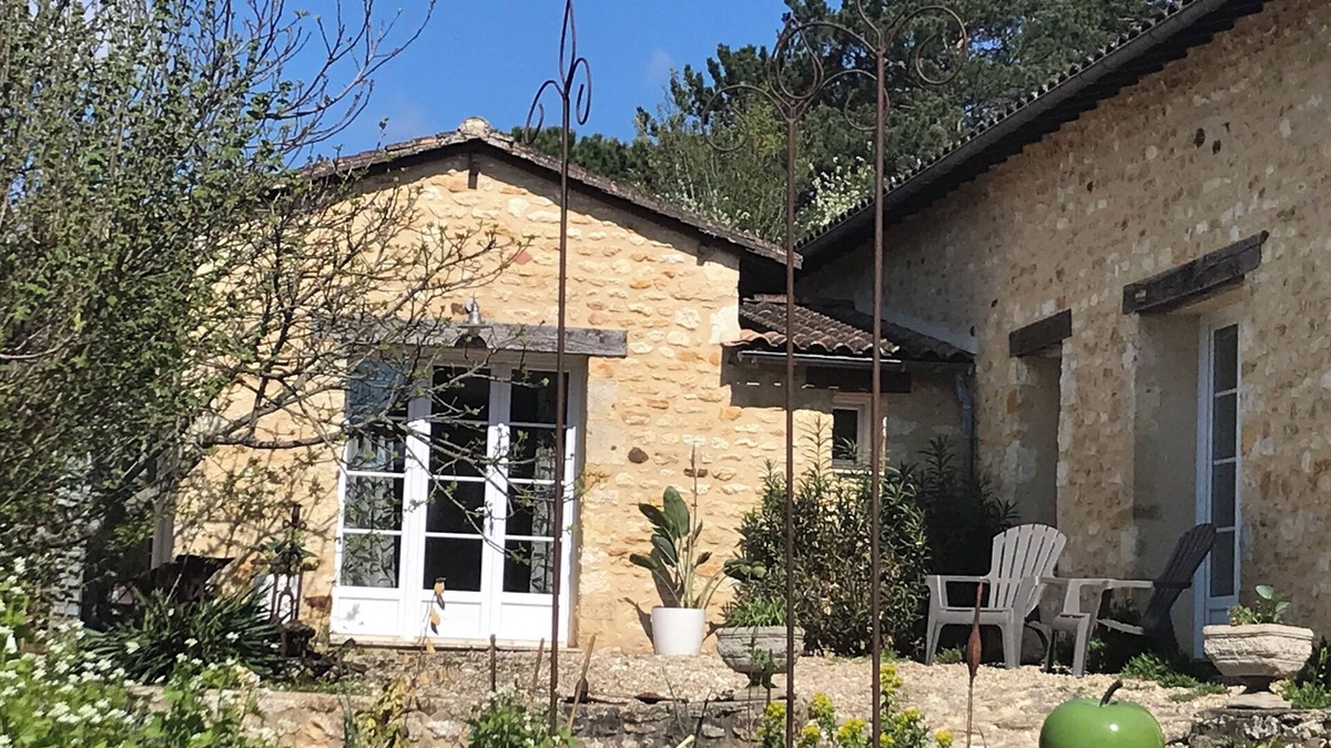 Sainte-Alvere Cottage | Gite La Terre, lovely Gite 35 m2, 2 Persons. Large terrace with great views