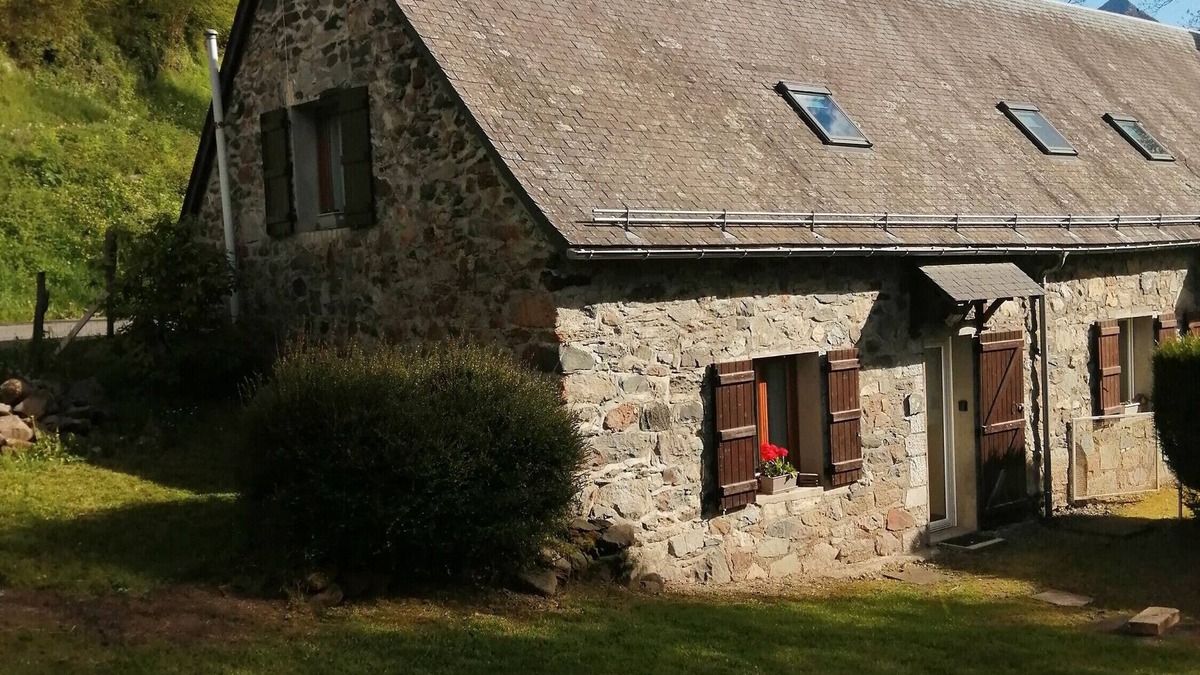 Artalens-Souin House | Gîte in Foraine Barn – Stream with Mountain View, Private Terrace and Wi-Fi