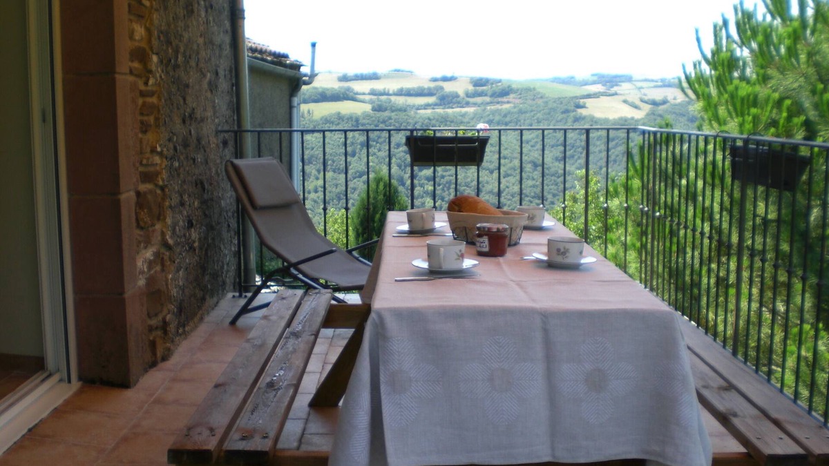 Martrin House | Gite in renovated barn, PMR access, in the heart of nature, hiking, cycling.