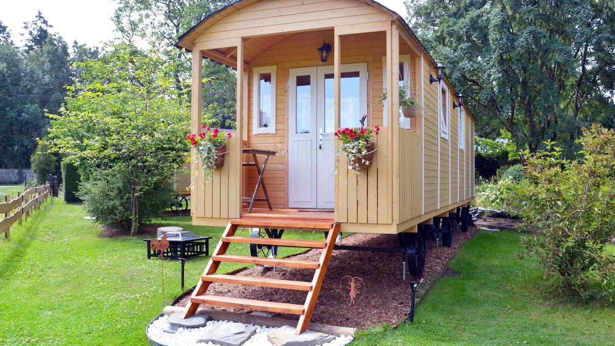 Chimay Cabin | Gîte insolite 'La Colibri'. A trailer in the heart of nature.