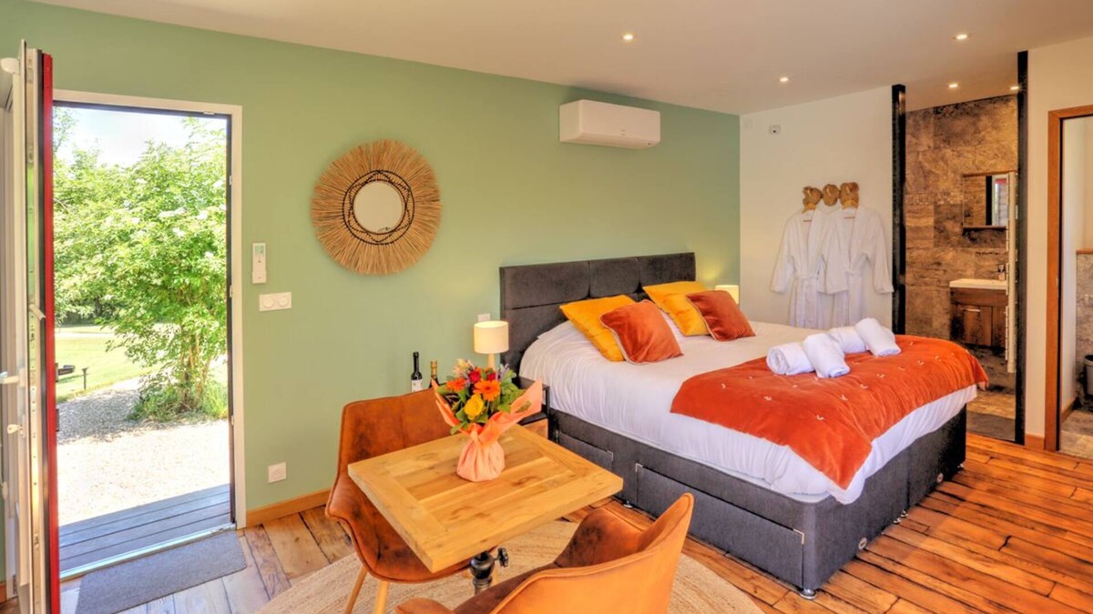 Saint-Fargeau House | Gîte L'Escapade for 2 with private spa